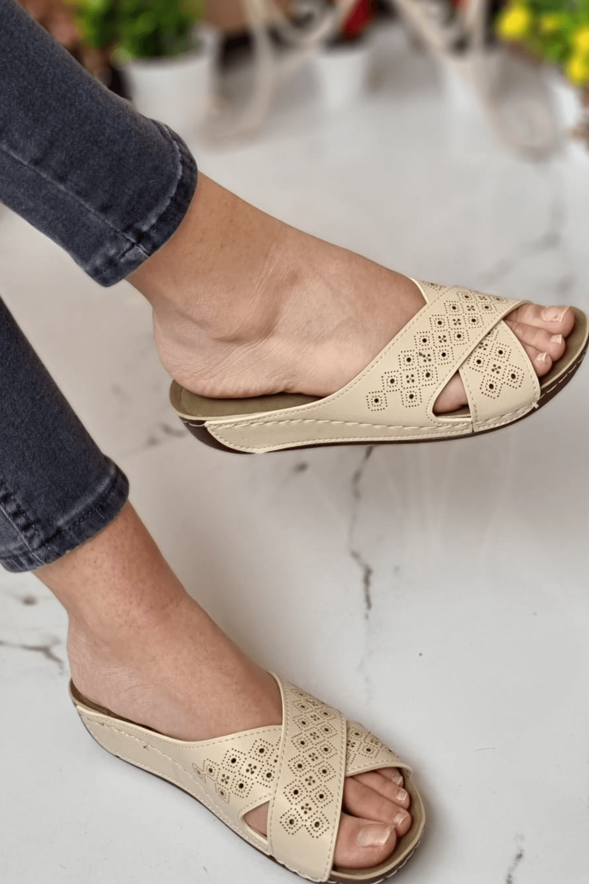 Vira Kadın Günlük Hasır Desenli Ortopedik Tabanlı Topuksuz Şık Genç Anne Misafir Dışarı Çık Ev Terliği