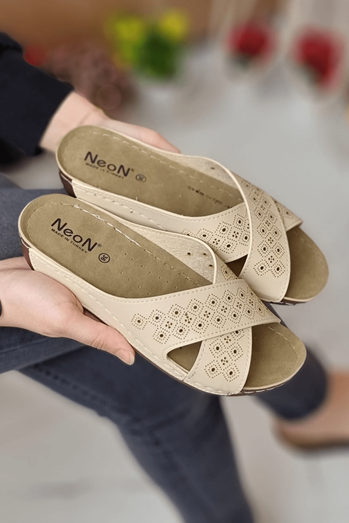 Vira Kadın Günlük Hasır Desenli Ortopedik Tabanlı Topuksuz Şık Genç Anne Misafir Dışarı Çık Ev Terliği