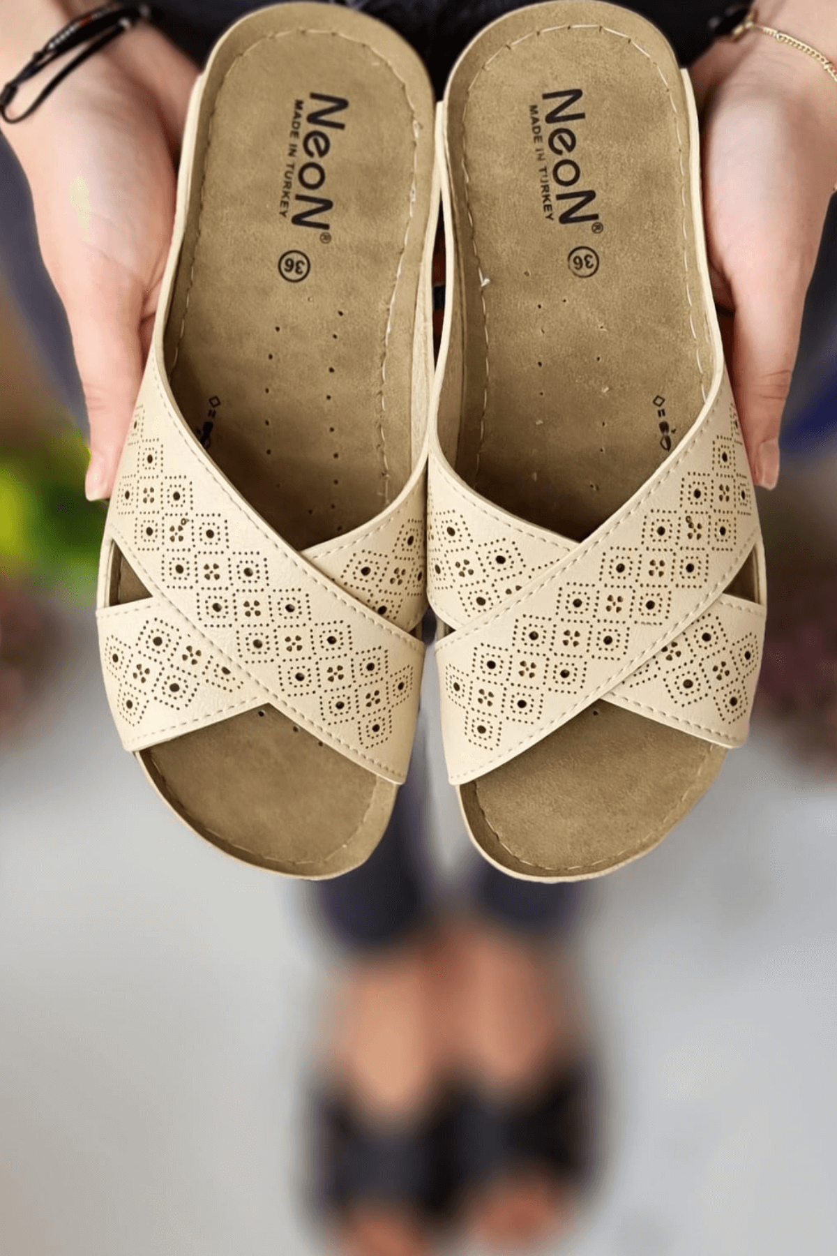 Vira Kadın Günlük Hasır Desenli Ortopedik Tabanlı Topuksuz Şık Genç Anne Misafir Dışarı Çık Ev Terliği