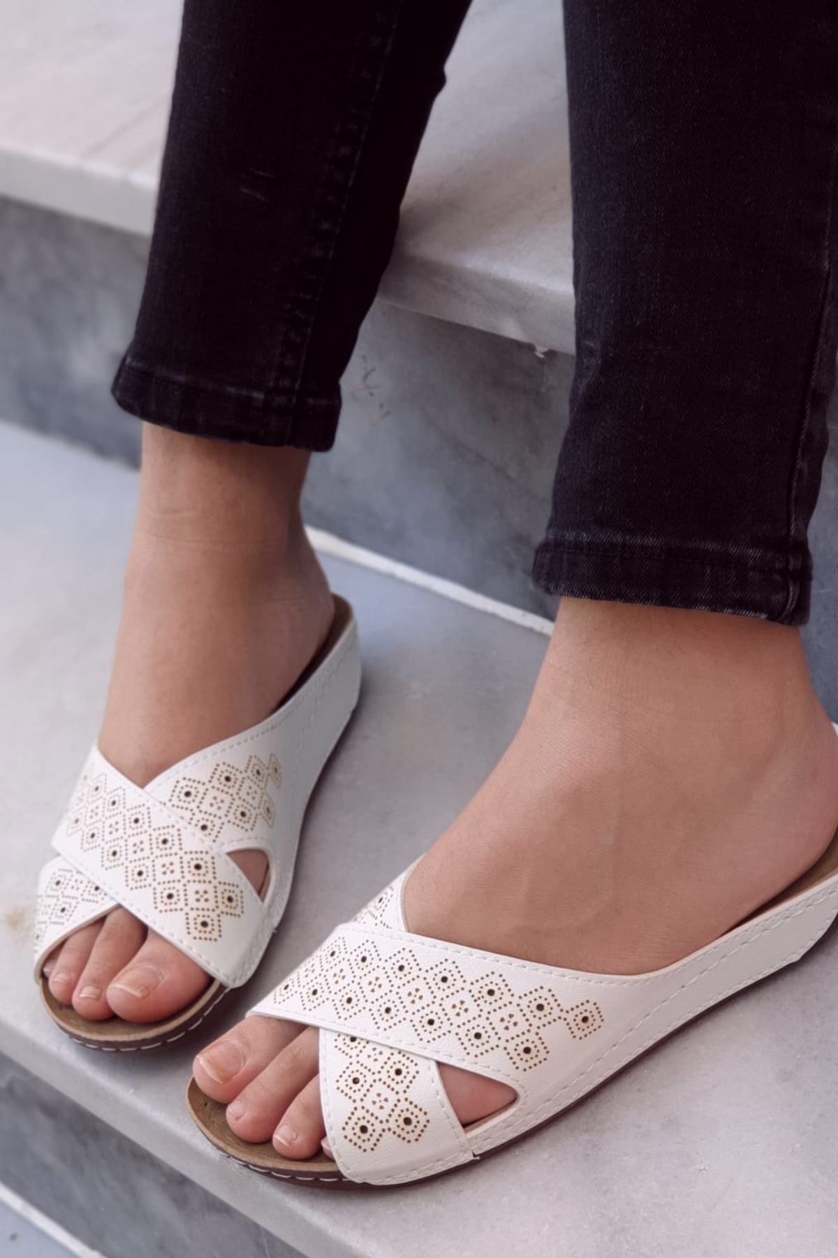 Vira Kadın Günlük Hasır Desenli Ortopedik Tabanlı Topuksuz Şık Genç Anne Misafir Dışarı Çık Ev Terliği