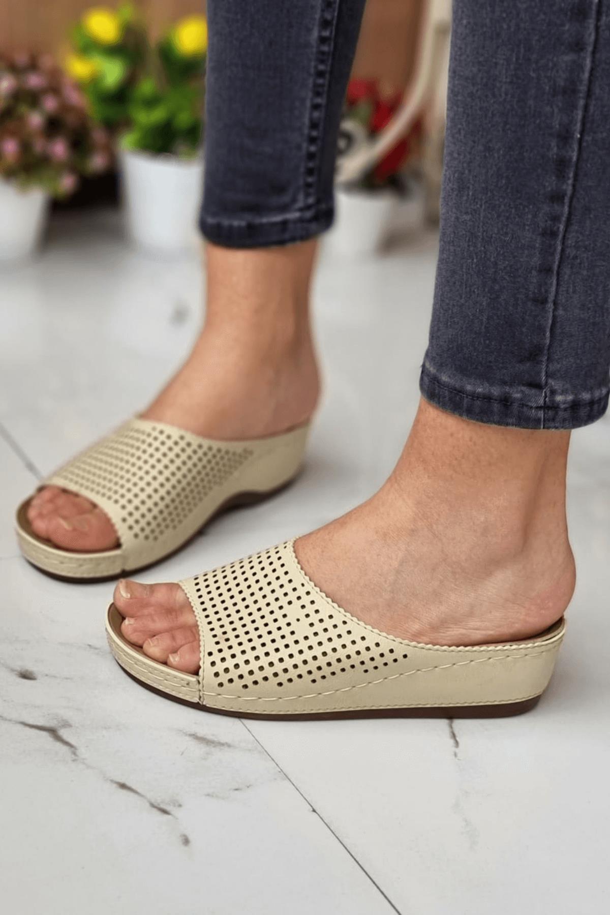 Suçi Kadın Şık Lazer Desenli Günlük Ortopedik Taban Terlik Misafir Genç Anne Dışarı Ev Terliği